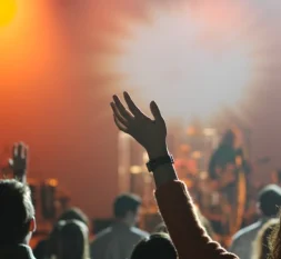 62e2fac1587b09f8c6cdc674_Image Church Praise